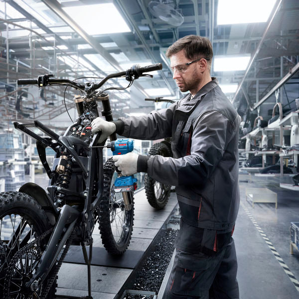 Bosch ISR 18V-30 PHX Schlagschrauber, Motorradmontage.
