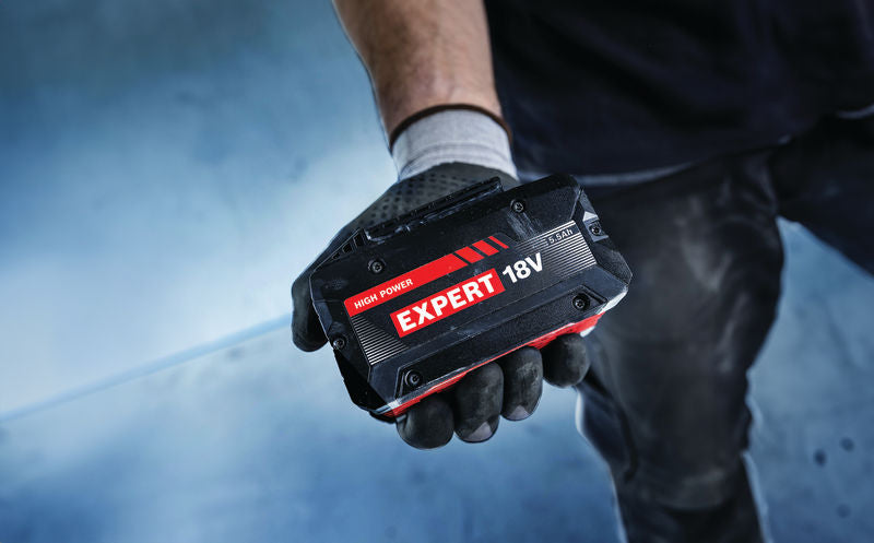 Bosch Expert 18-V-Akku in einer behandschuhten Hand gehalten
