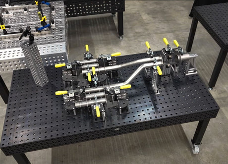 Schweißtisch mit aufgespannter Abgasanlage