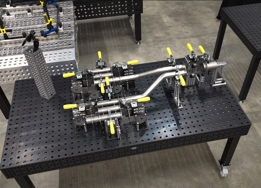Schweißtisch mit aufgespannter Abgasanlage