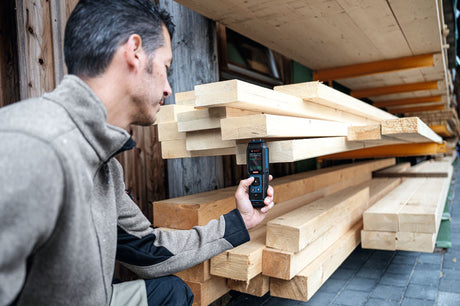 Feuchtemessung eines Schreiners mit dem Messgerät Bosch Expert EXMM3-17