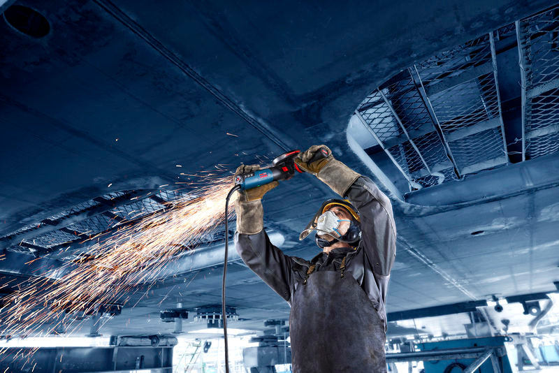 Metallbauer schleift mit Bosch Expert Flex über dem Kopf an einem Metallträger