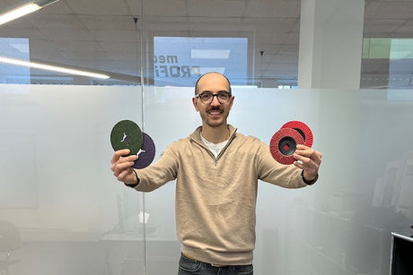 Titelbild Fächerschleifscheiben vs. Fiberschleifscheiben Blogbeitrag