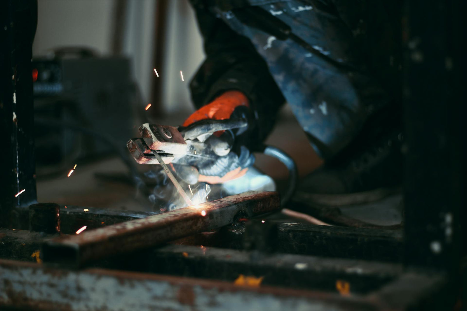 Schweißer mit Stabelektrode bei der Arbeit