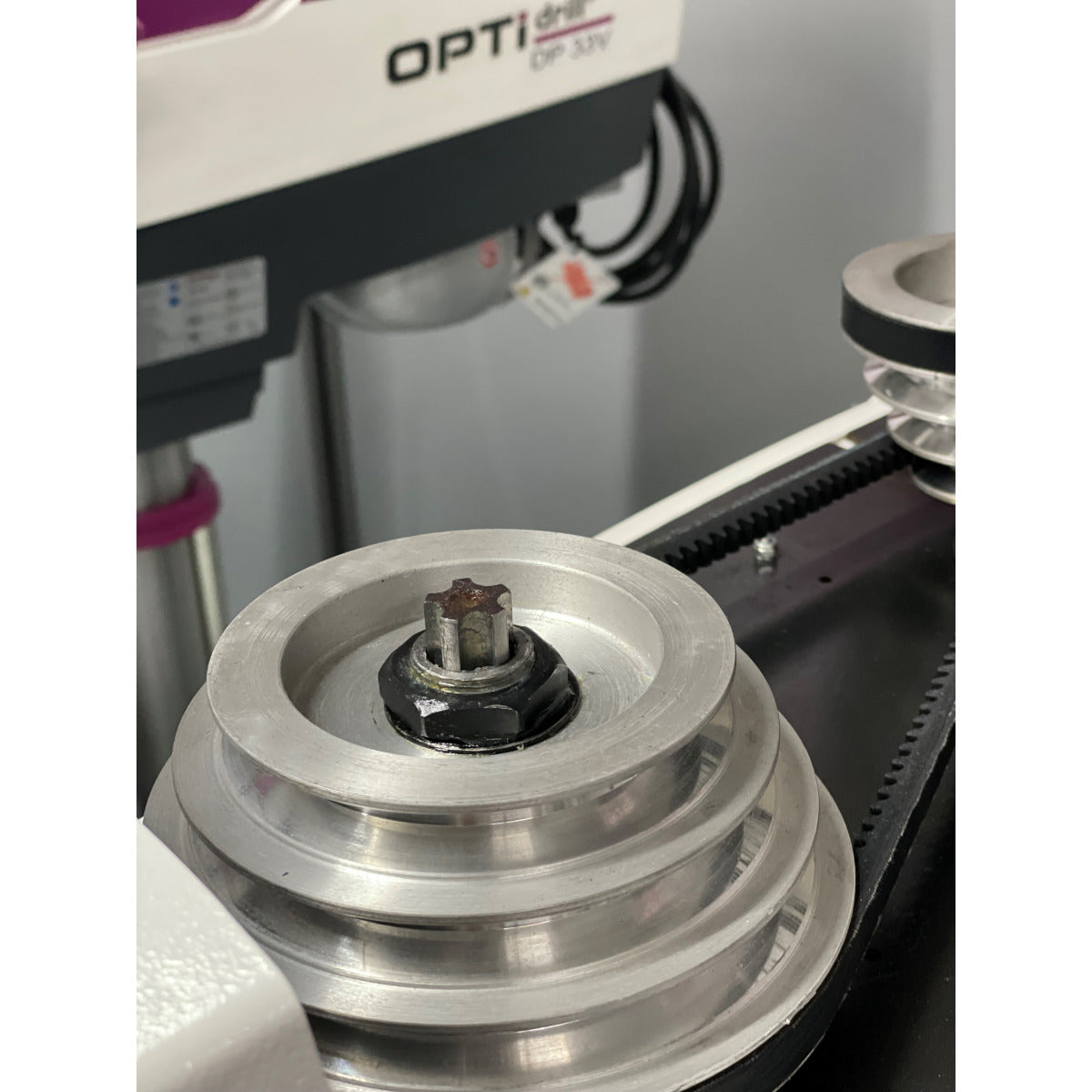 Säulenbohrmaschine OPTIdrill DP 33 Aktions-Set inkl. Maschinenschraubstock