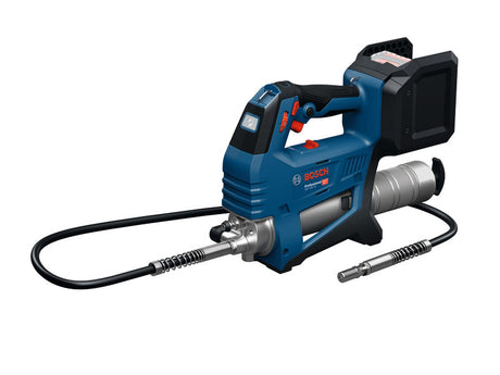 Akku-Fettpresse GFP 18V-10 von Bosch mit angeschlossenem Schlauch.