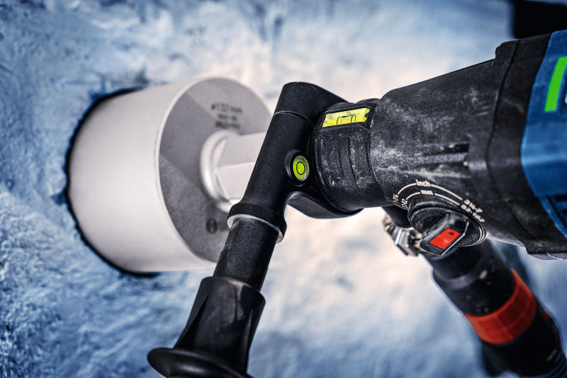 Diamantbohrer mit Wasserwaagenaufsatz zum Bohren eines kreisförmigen Lochs in eine Betonwand