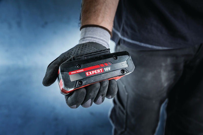 Bosch Expert 18-V-Akku in einer behandschuhten Hand gehalten.