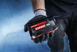 Bosch Expert 18V-Akkupack in behandschuhter Hand