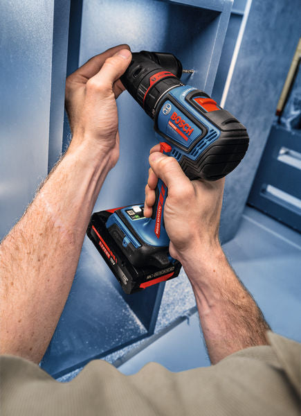 Eine Person verwendet einen Bosch Expert Akku-Bohrschrauber, um ein blaues Metallregal zusammenzubauen