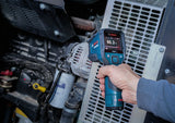 Eine Person benutzt ein Infrarot-Thermometer, um die Temperatur einer Maschine zu überprüfen.